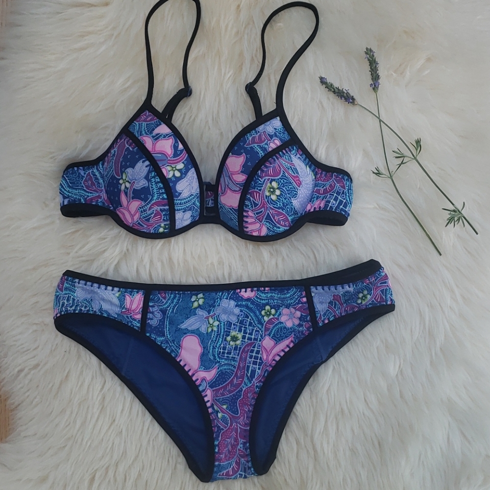 Victoria's secret bikinis set.